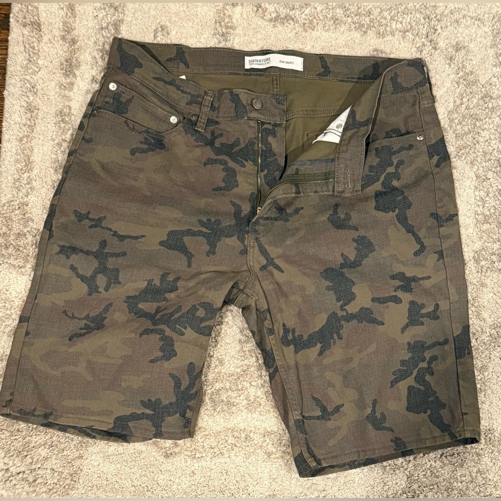 Levi's Green Camouflage Cargo Jean Shorts Size 36 - Picture 1 of 10